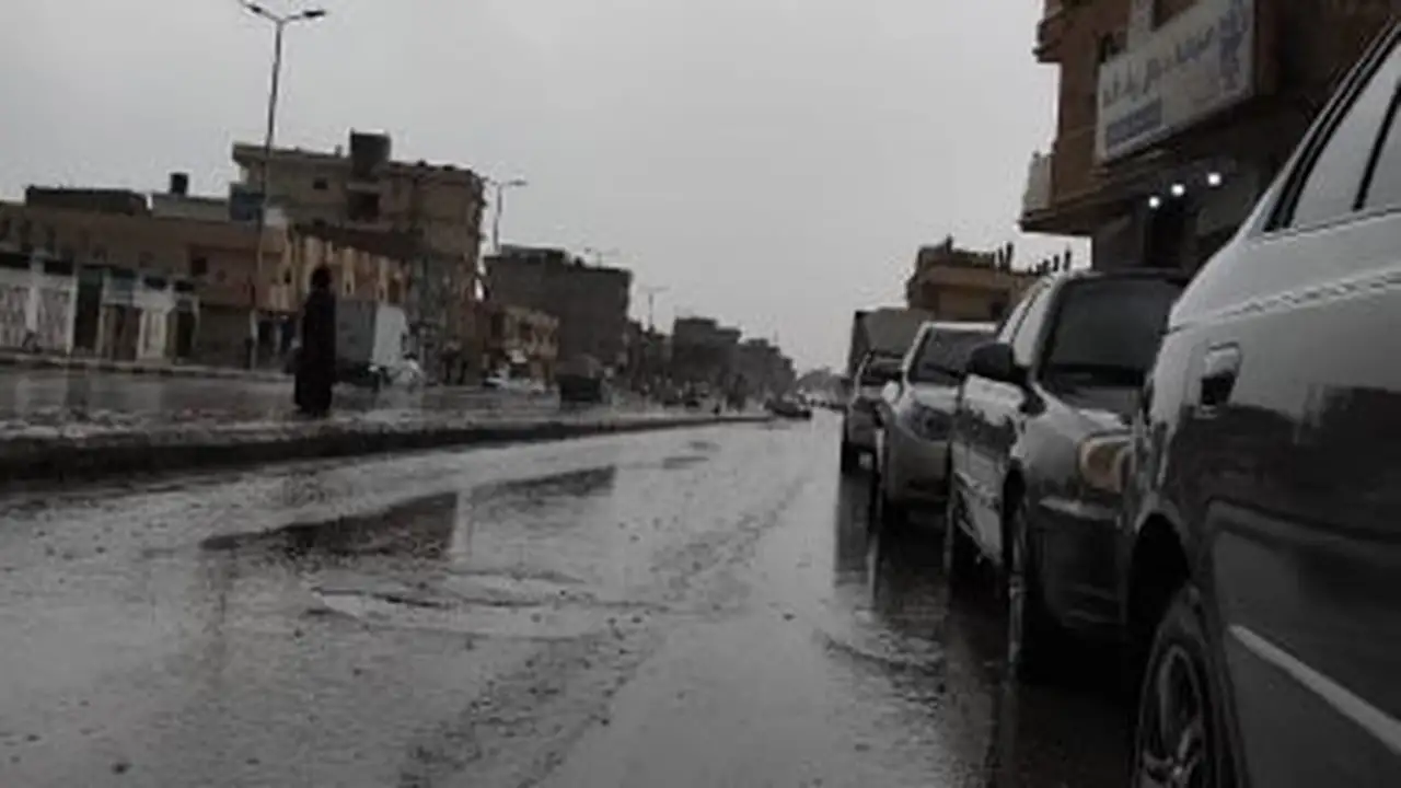 تحذيرات من الطقس السيئ على الطرق السريعة بعد سقوط أمطار وثلوج بالشيخ زويد